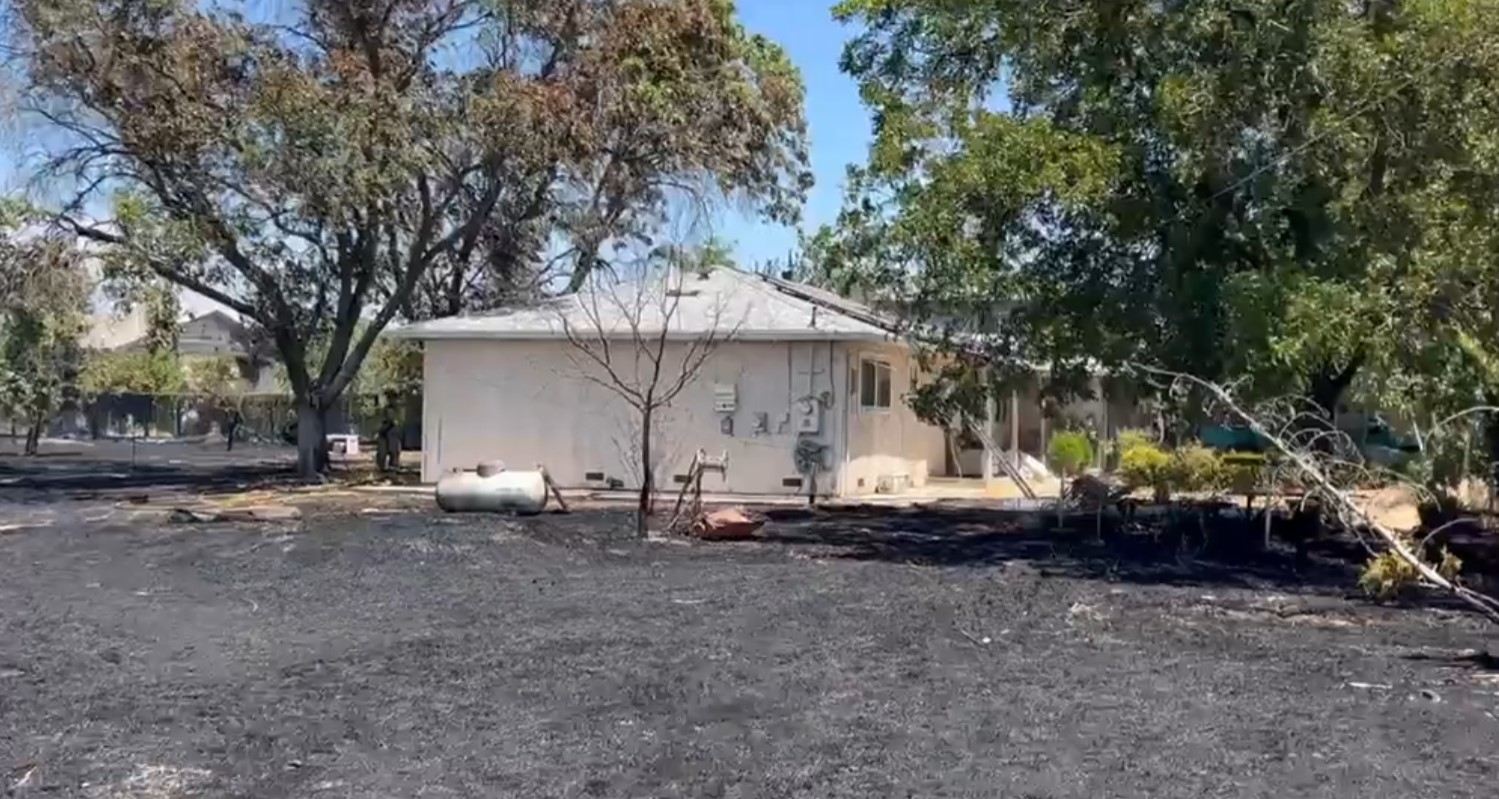 Fire Crews Knock Down Flames After Vegetation Fire Spreads To South Sacramento Home – CBS Sacramento