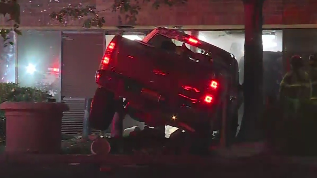 Truck Crashes Into Heritage Oak Hospital In Sacramento - CBS Sacramento