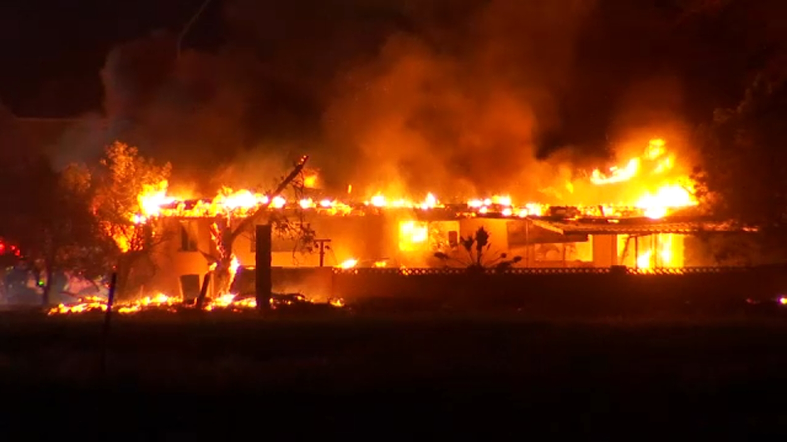 2 homes destroyed by vegetation fire in southeast Fresno