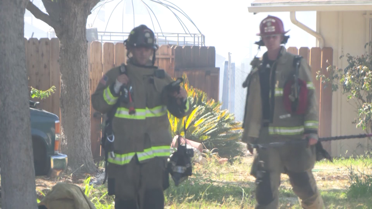 Grass fire spreads to 5 homes in northwest Fresno