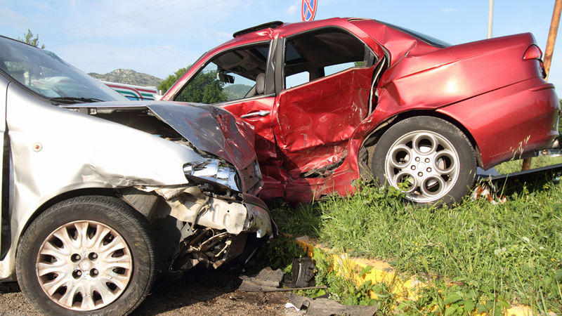 Fresno, CA – Police say a woman died in a car crash in Fresno