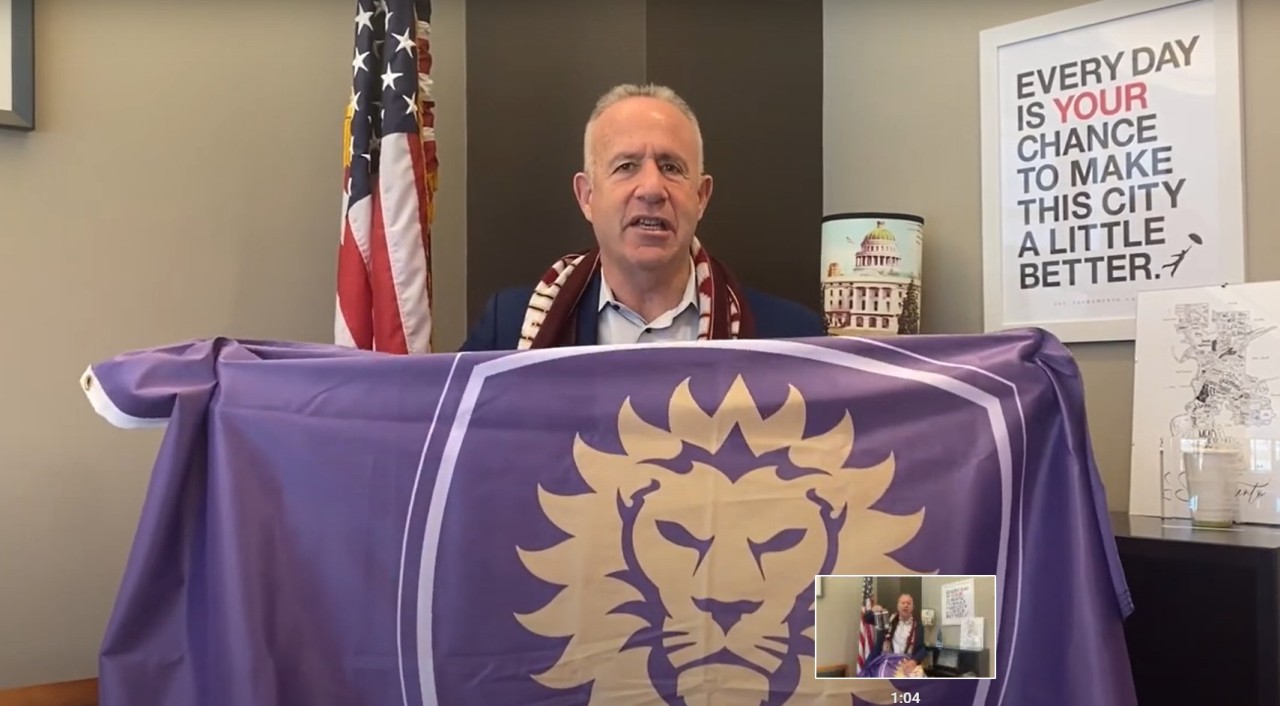 Sacramento Mayor Darrell Steinberg holds up his end of bet after Republic FC loss in US Open Cup