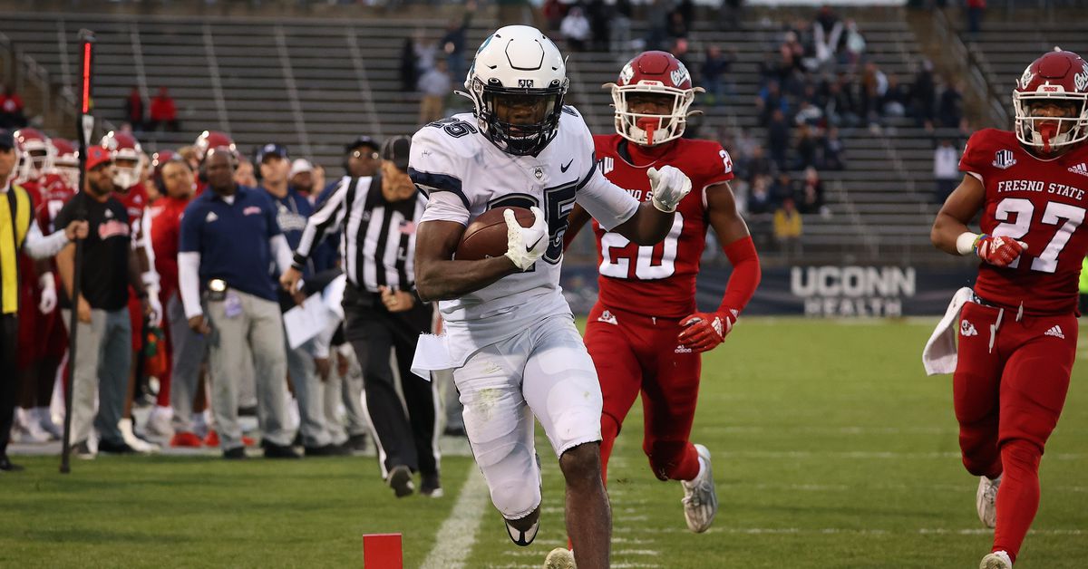 UConn football shocks the world with upset win over Fresno State, 19-14