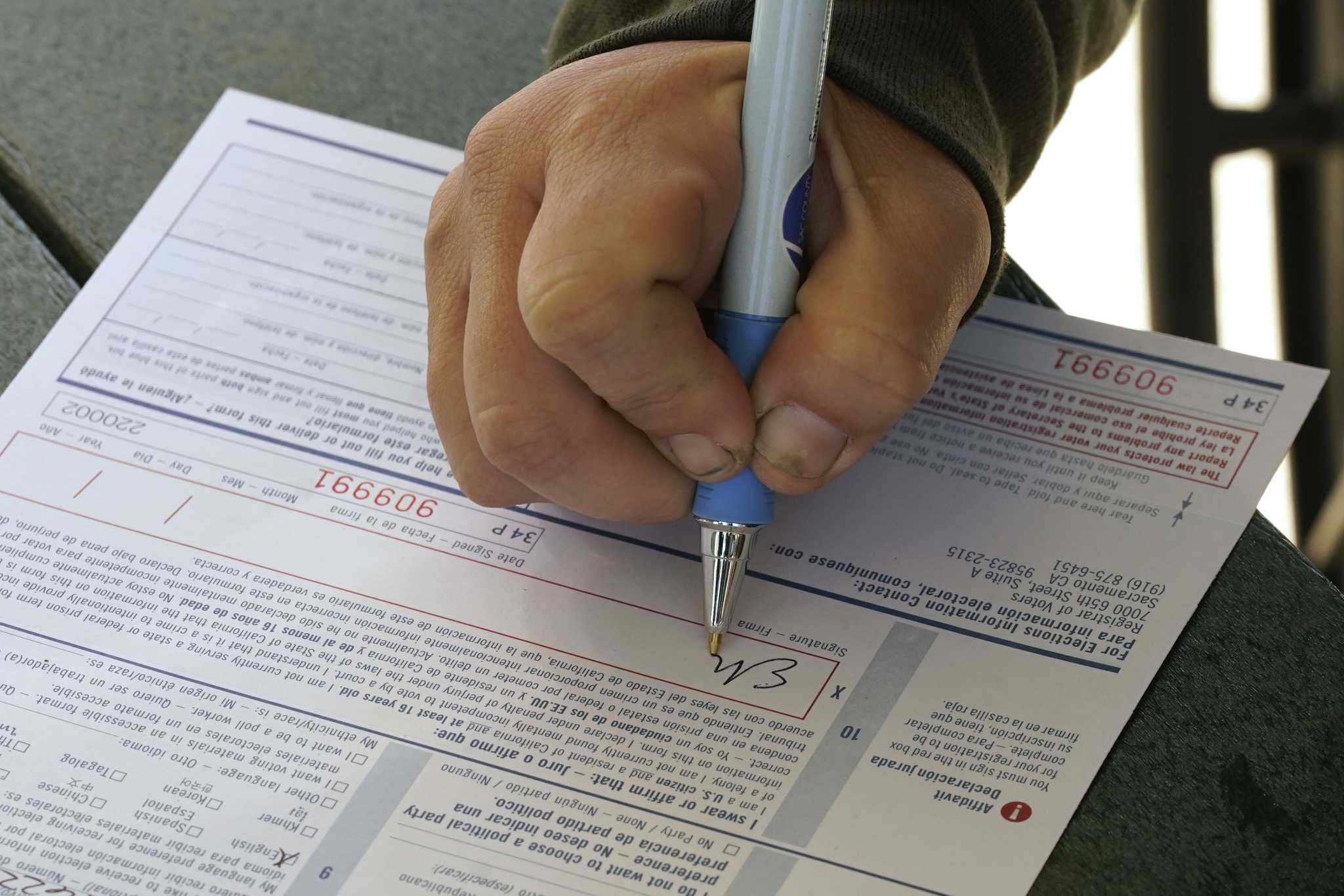 In Sacramento, election officials register homeless to vote