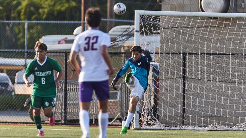 Men's Soccer Continues Stellar NJAC Run, Drops Stockton 2-0