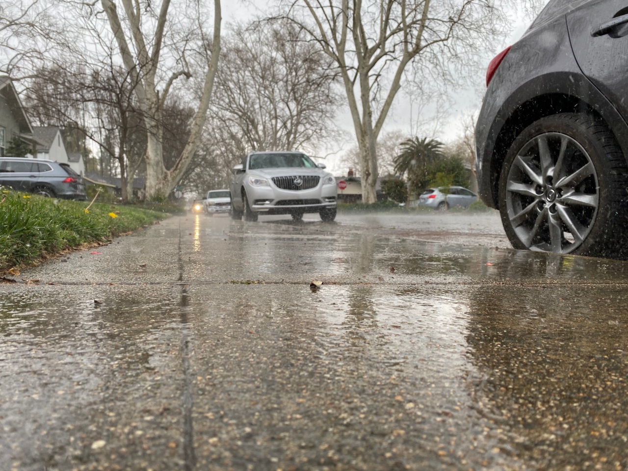 What are Sacramento's rainiest months and what is the city's average annual rainfall?
