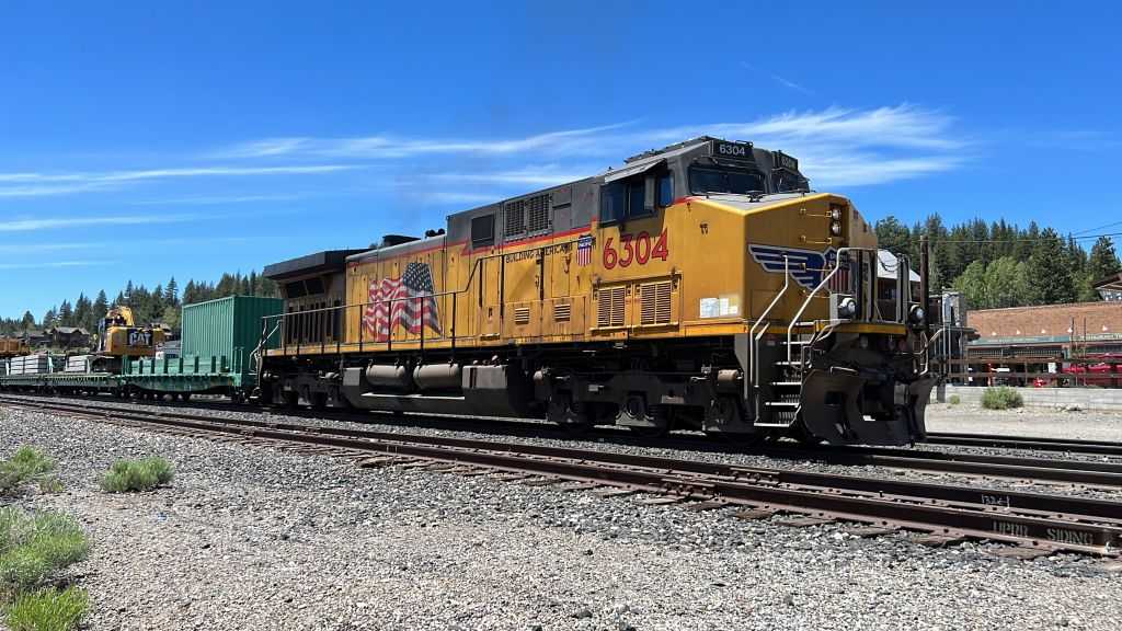 2 dead after Sacramento County train crash, Elk Grove police say