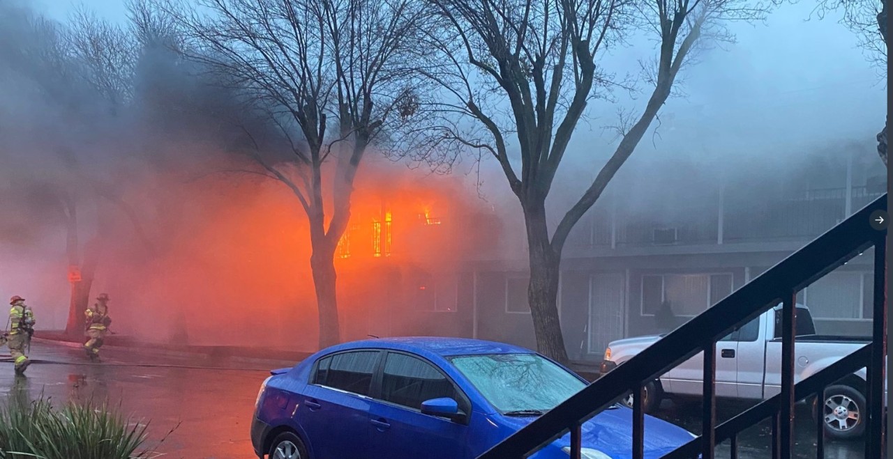 5 people displaced in Sacramento apartment fire