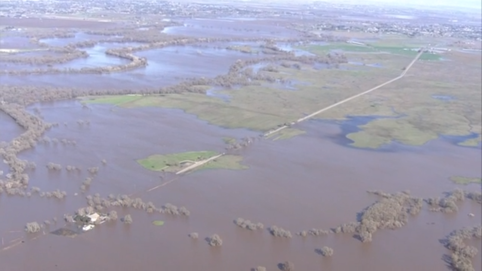 1 dead, dozens rescued after cars caught in flood waters on Highway 99 in Sacramento County, authorities say
